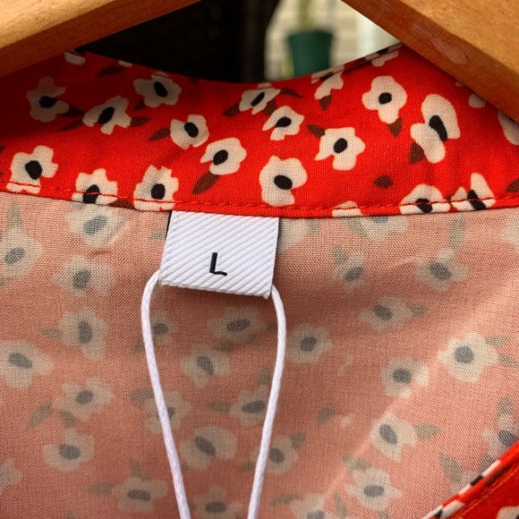 NWT Red print blouse. - Picture 4 of 6